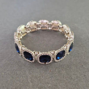 Elastisches Armband mit blauen Schmucksteinen – Glanzvoll & Elegant