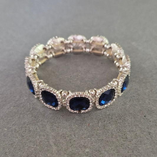 Elastisches Armband mit blauen Schmucksteinen – Glanzvoll & Elegant