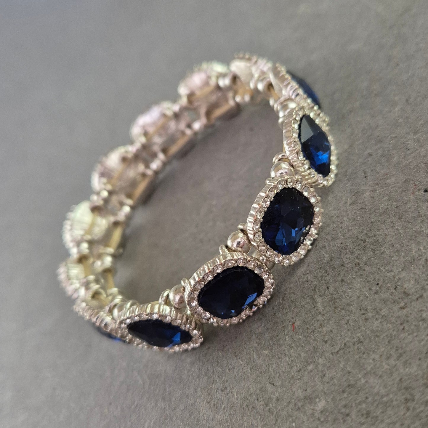 Elastisches Armband mit blauen Schmucksteinen – Glanzvoll & Elegant