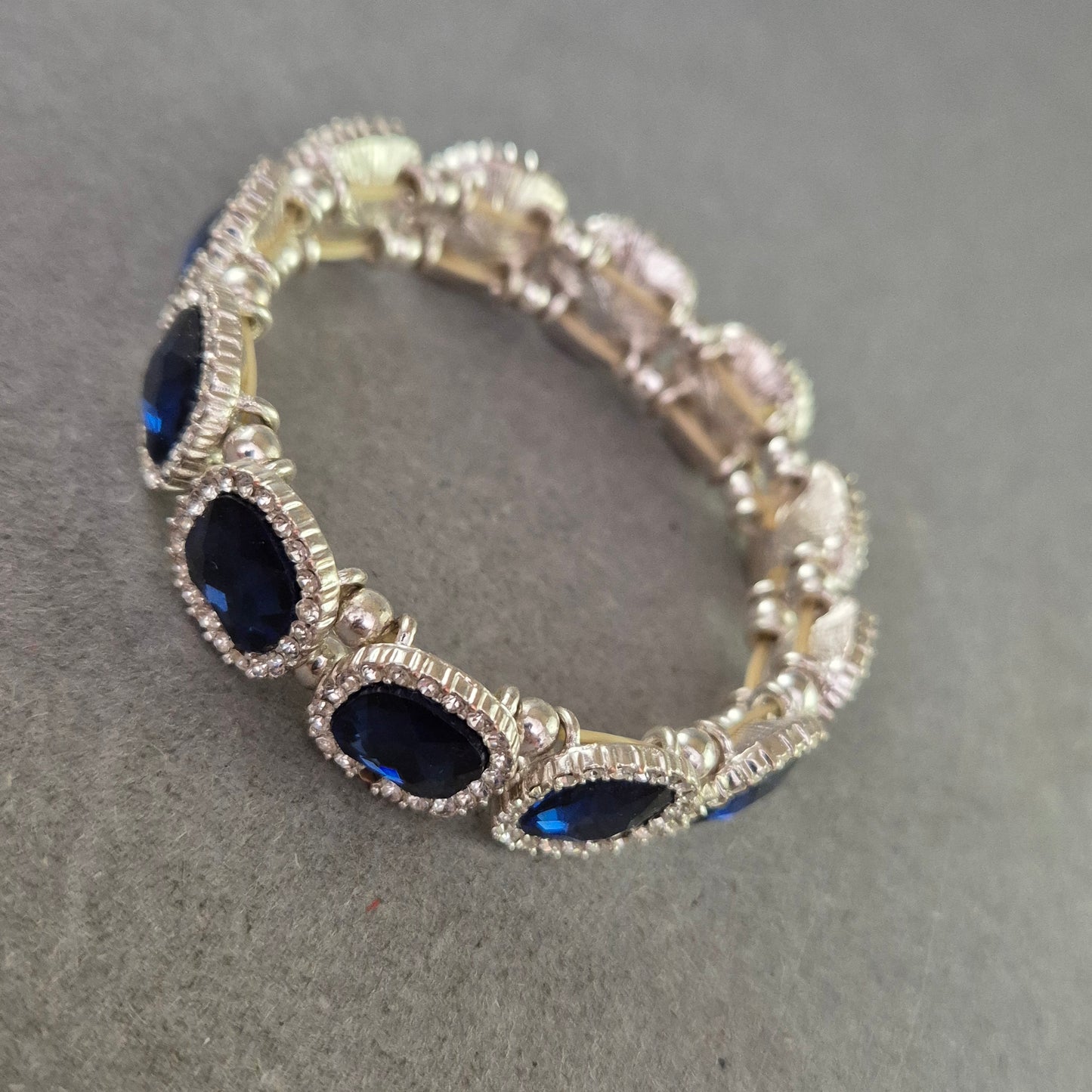 Elastisches Armband mit blauen Schmucksteinen – Glanzvoll & Elegant