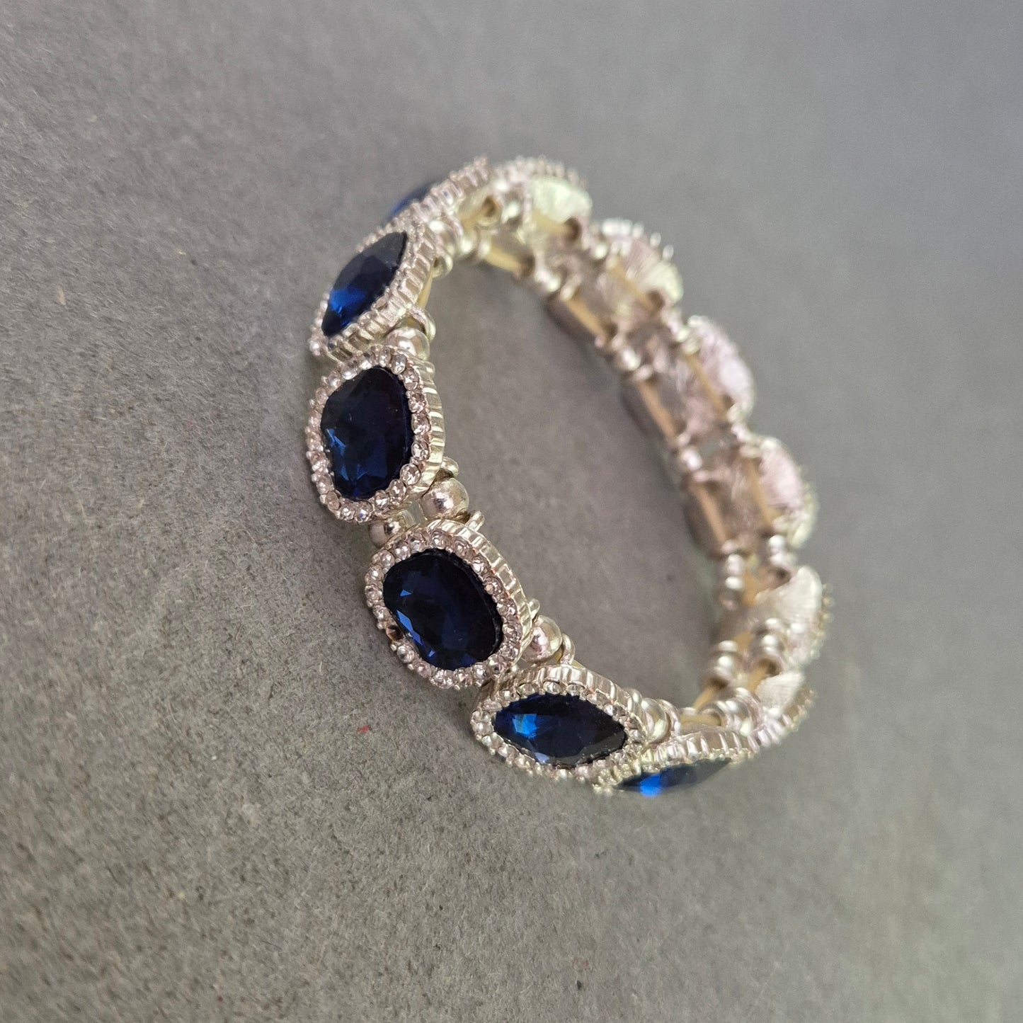 Elastisches Armband mit blauen Schmucksteinen – Glanzvoll & Elegant