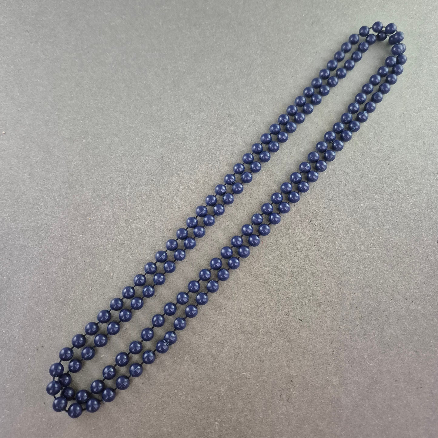 Zweireihige Perlenkette in Dunkelblau – Klassisch & Ausdrucksstark