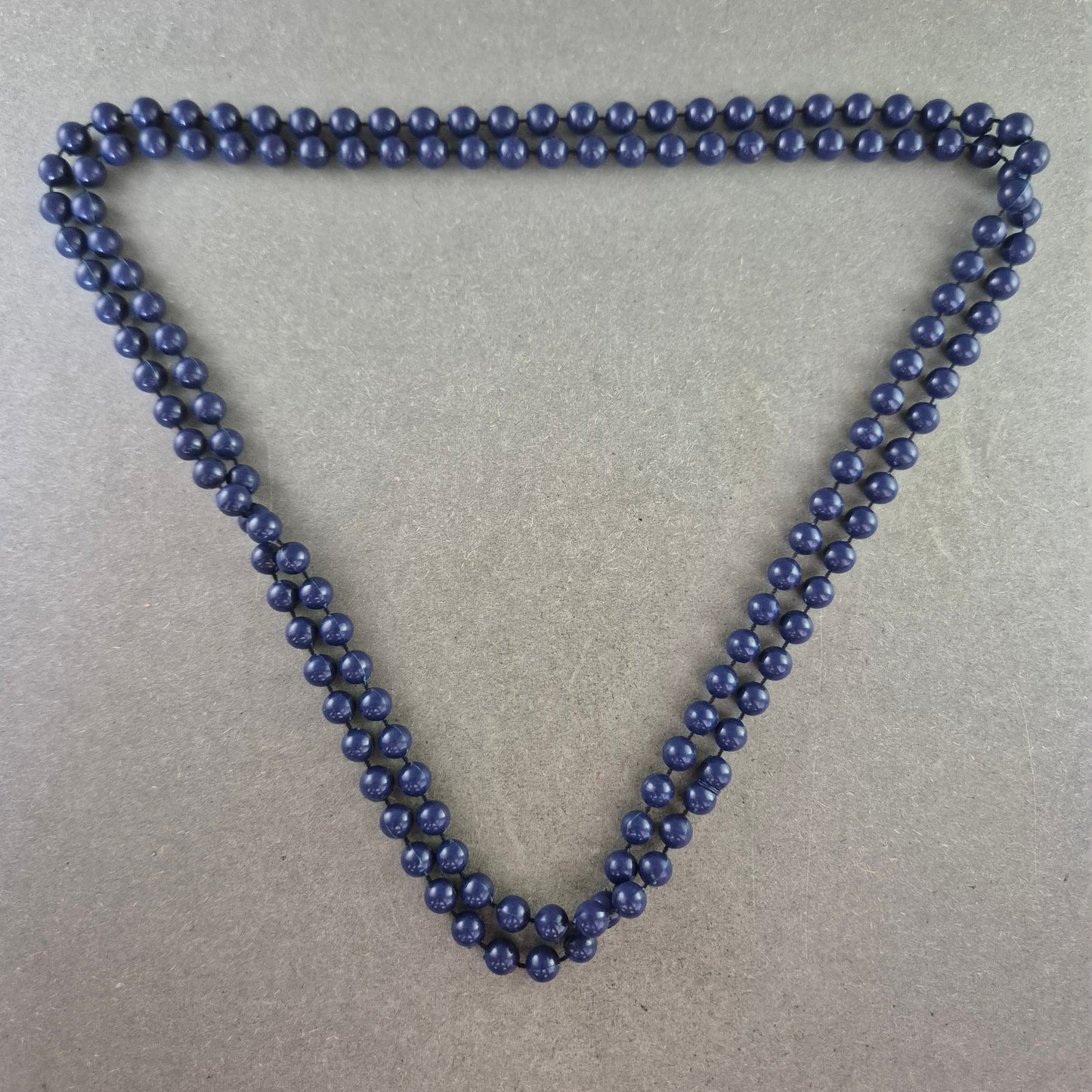 Zweireihige Perlenkette in Dunkelblau – Klassisch & Ausdrucksstark