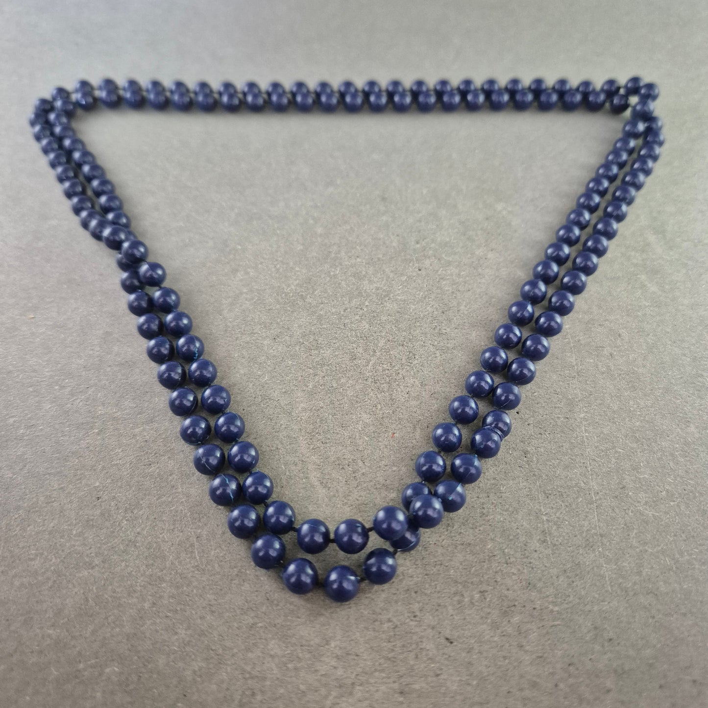 Zweireihige Perlenkette in Dunkelblau – Klassisch & Ausdrucksstark