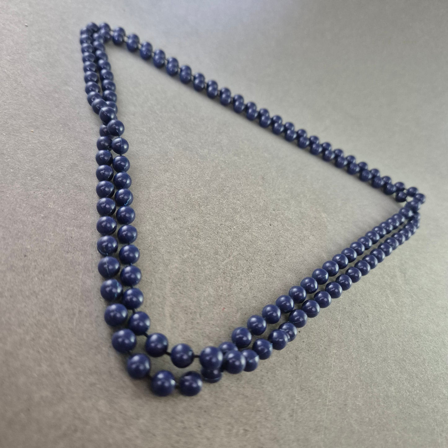 Zweireihige Perlenkette in Dunkelblau – Klassisch & Ausdrucksstark