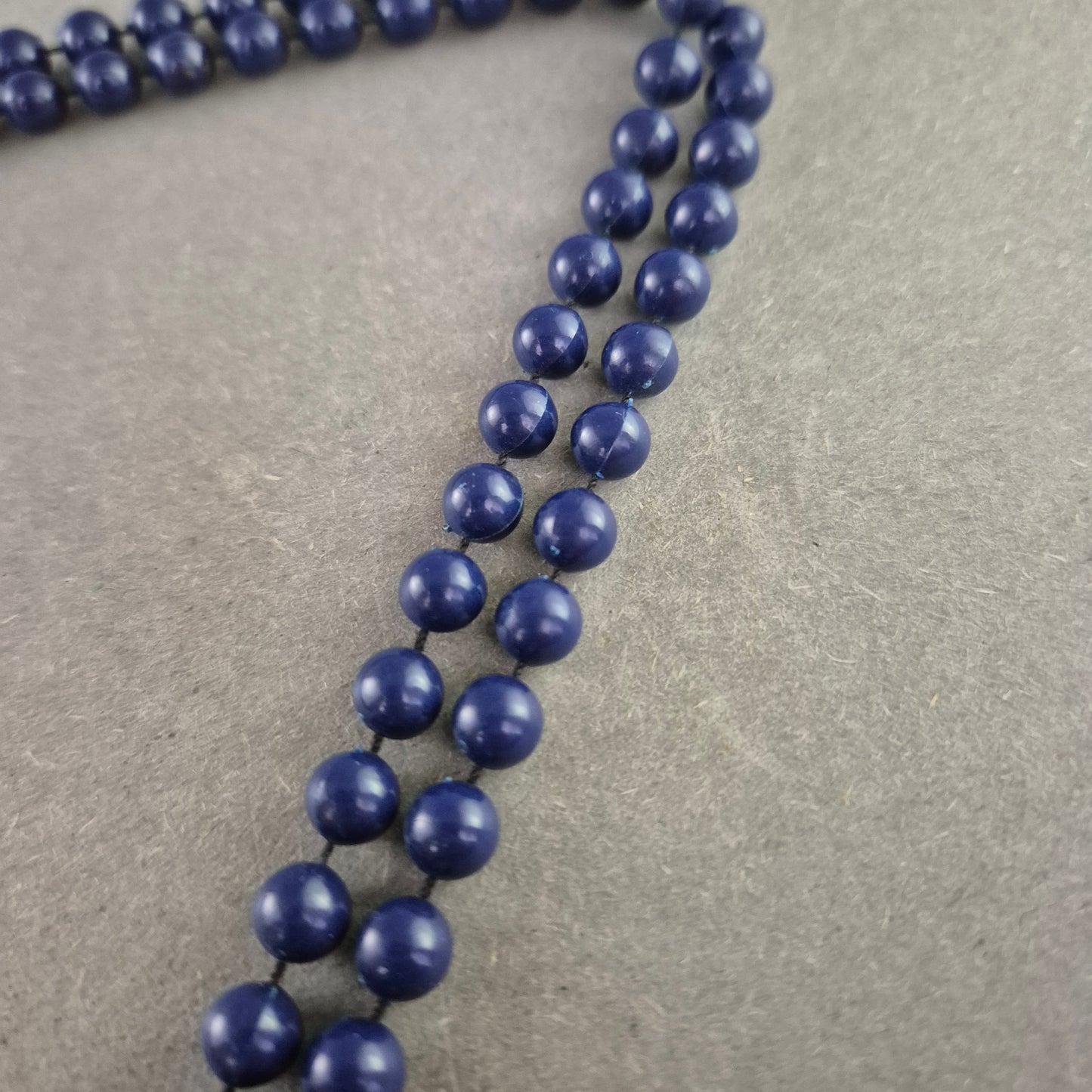 Zweireihige Perlenkette in Dunkelblau – Klassisch & Ausdrucksstark