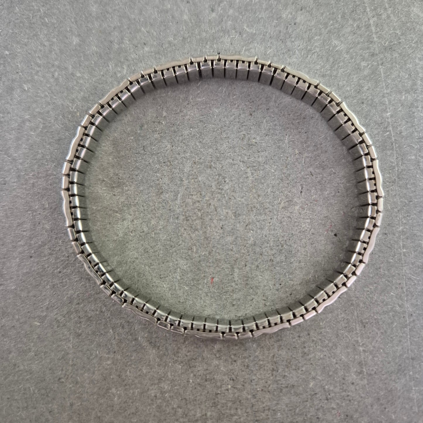 Elastisches Gliederarmband in Silberoptik – Schlicht & Dehnbar