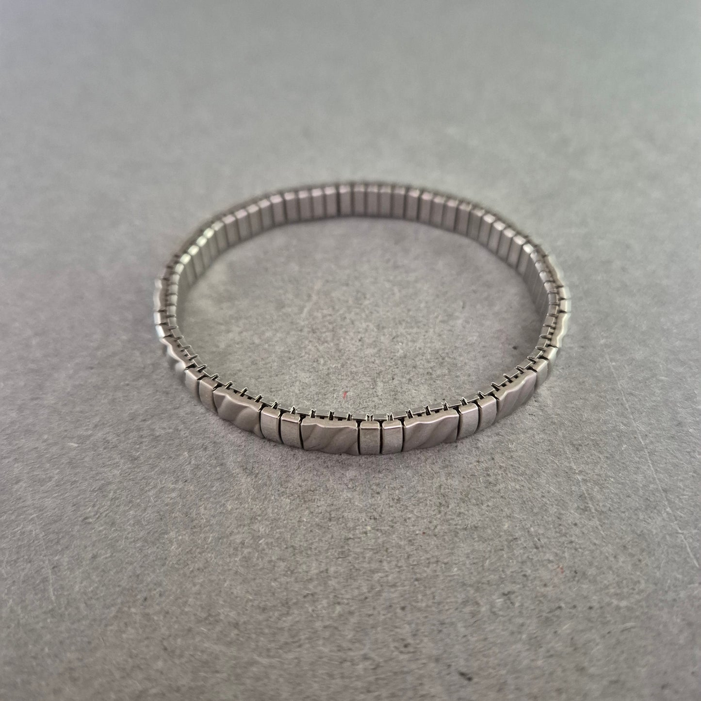 Elastisches Gliederarmband in Silberoptik – Schlicht & Dehnbar