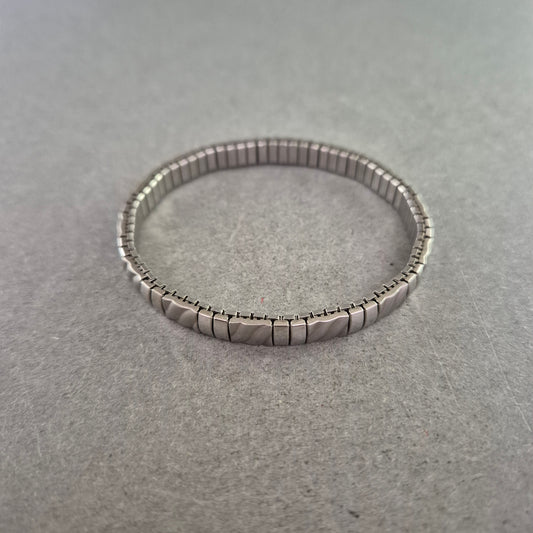 Elastisches Gliederarmband in Silberoptik – Schlicht & Dehnbar