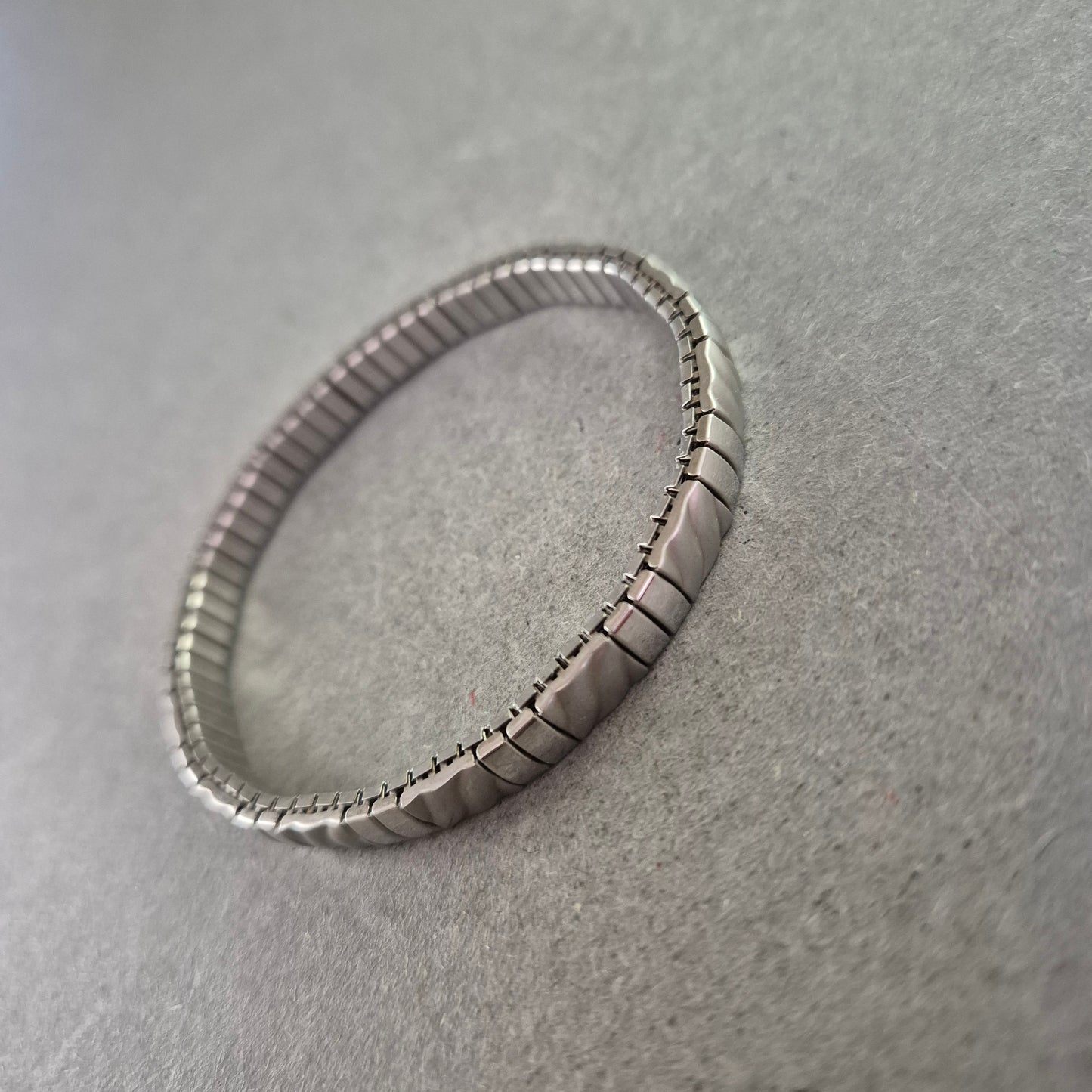 Elastisches Gliederarmband in Silberoptik – Schlicht & Dehnbar