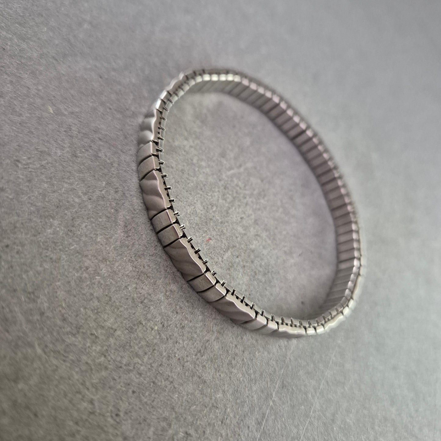 Elastisches Gliederarmband in Silberoptik – Schlicht & Dehnbar