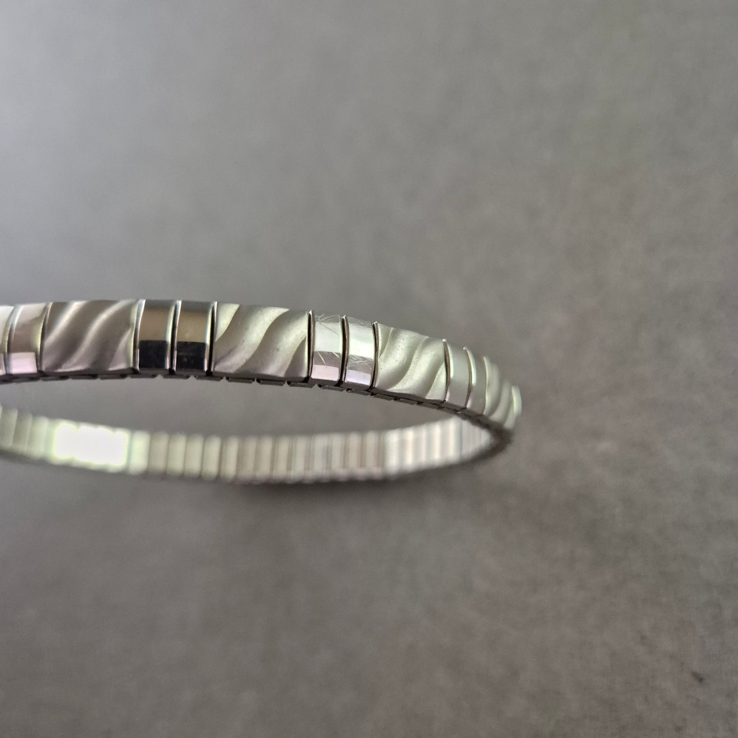 Elastisches Gliederarmband in Silberoptik – Schlicht & Dehnbar