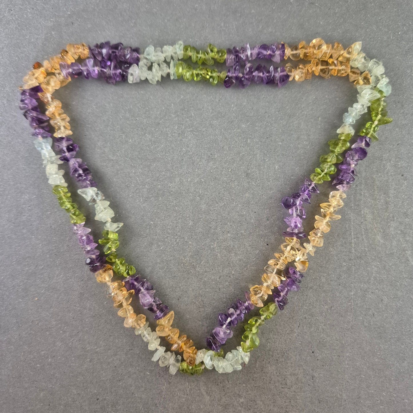 Bunte Splitterkette – Natursteinoptik im Boho-Stil