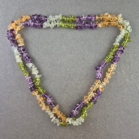 Bunte Splitterkette – Natursteinoptik im Boho-Stil