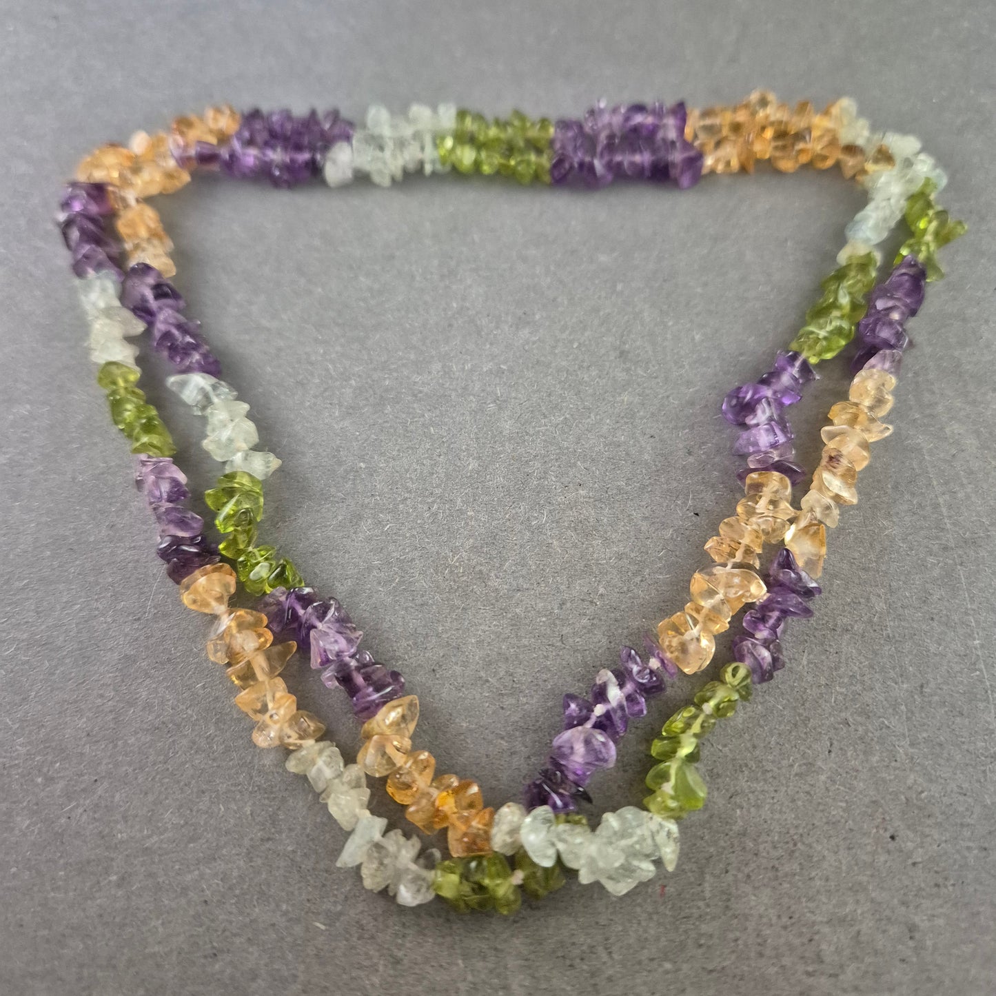 Bunte Splitterkette – Natursteinoptik im Boho-Stil