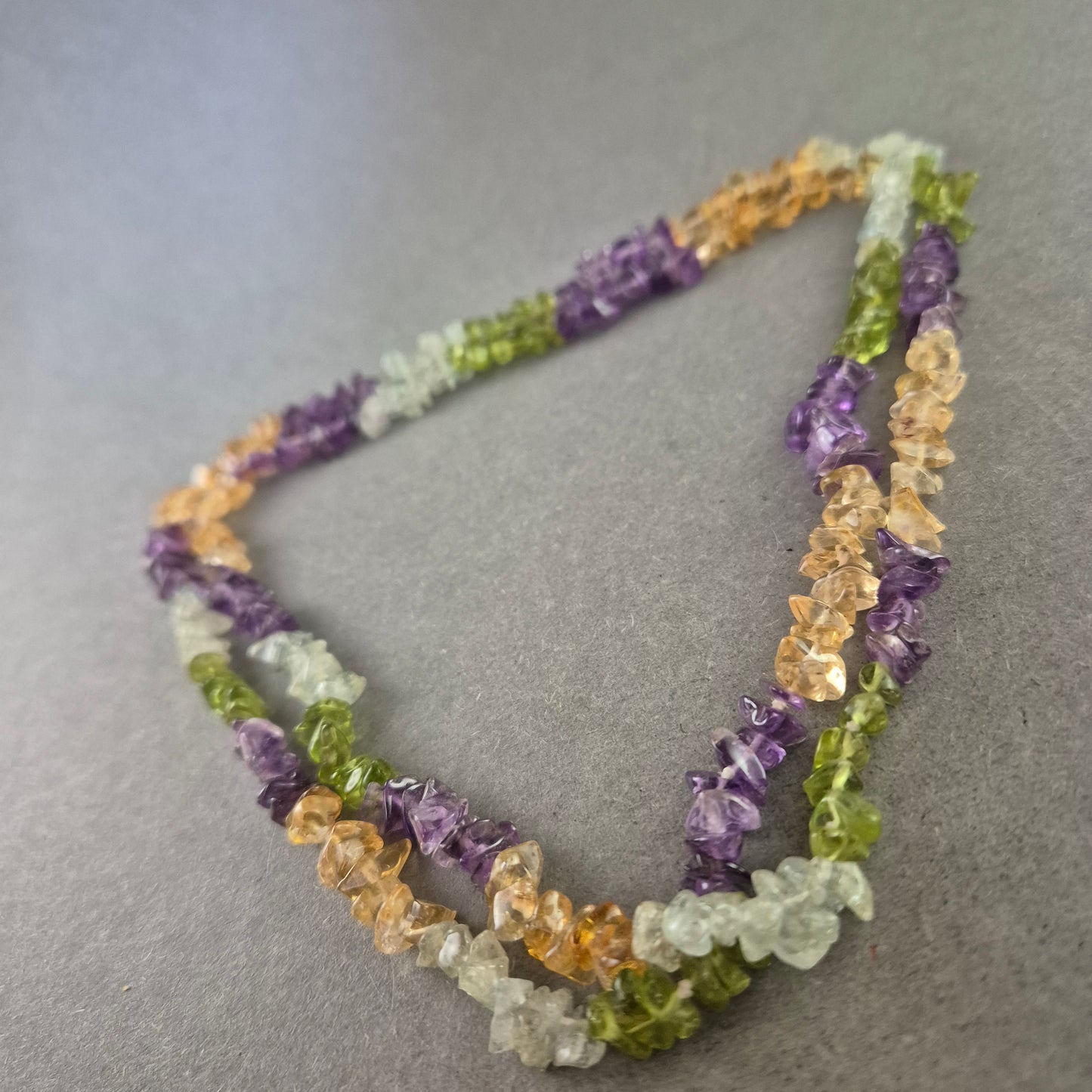 Bunte Splitterkette – Natursteinoptik im Boho-Stil