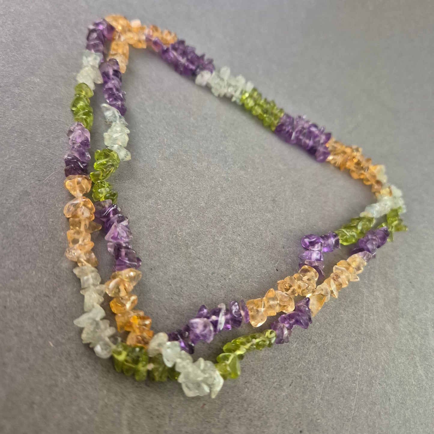 Bunte Splitterkette – Natursteinoptik im Boho-Stil