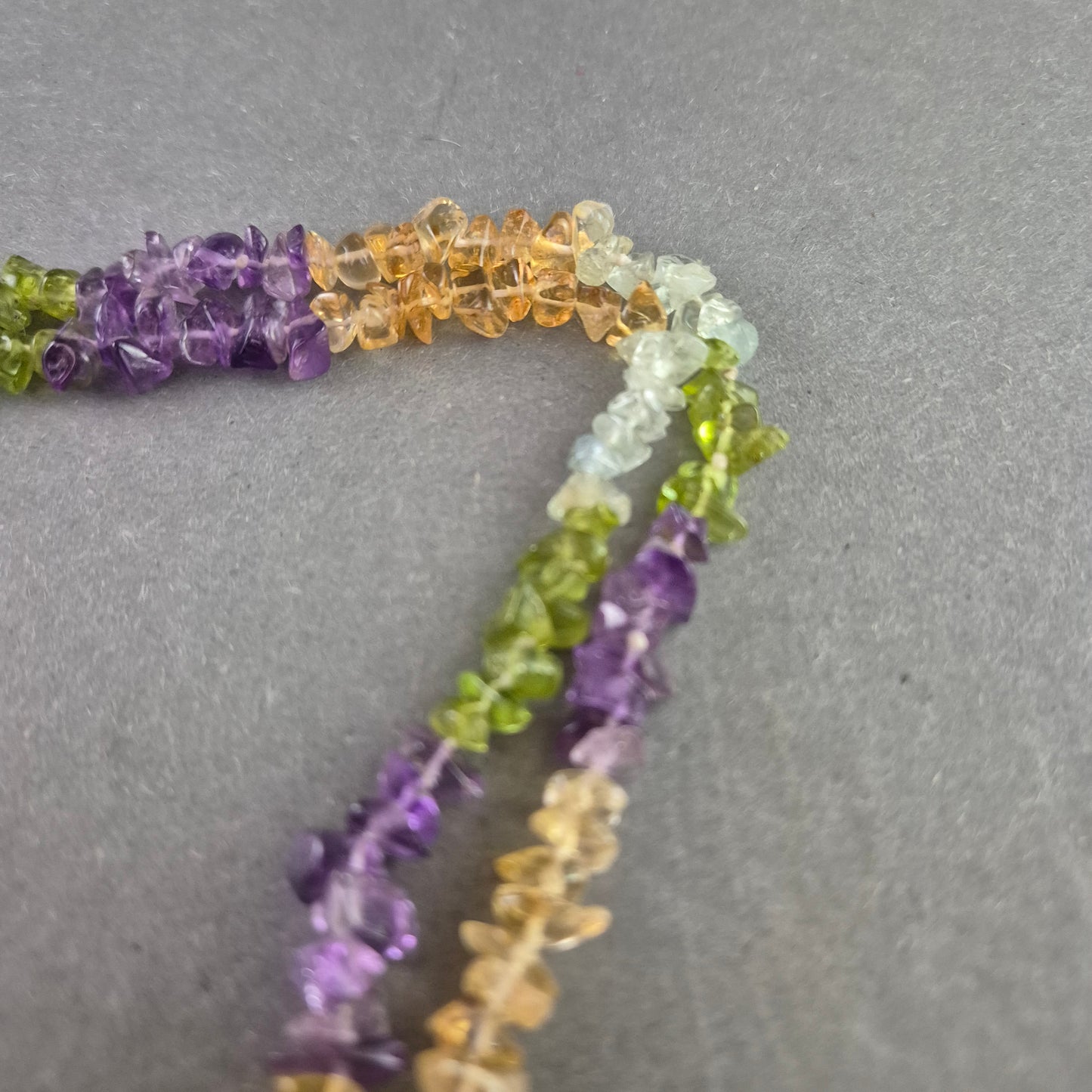 Bunte Splitterkette – Natursteinoptik im Boho-Stil