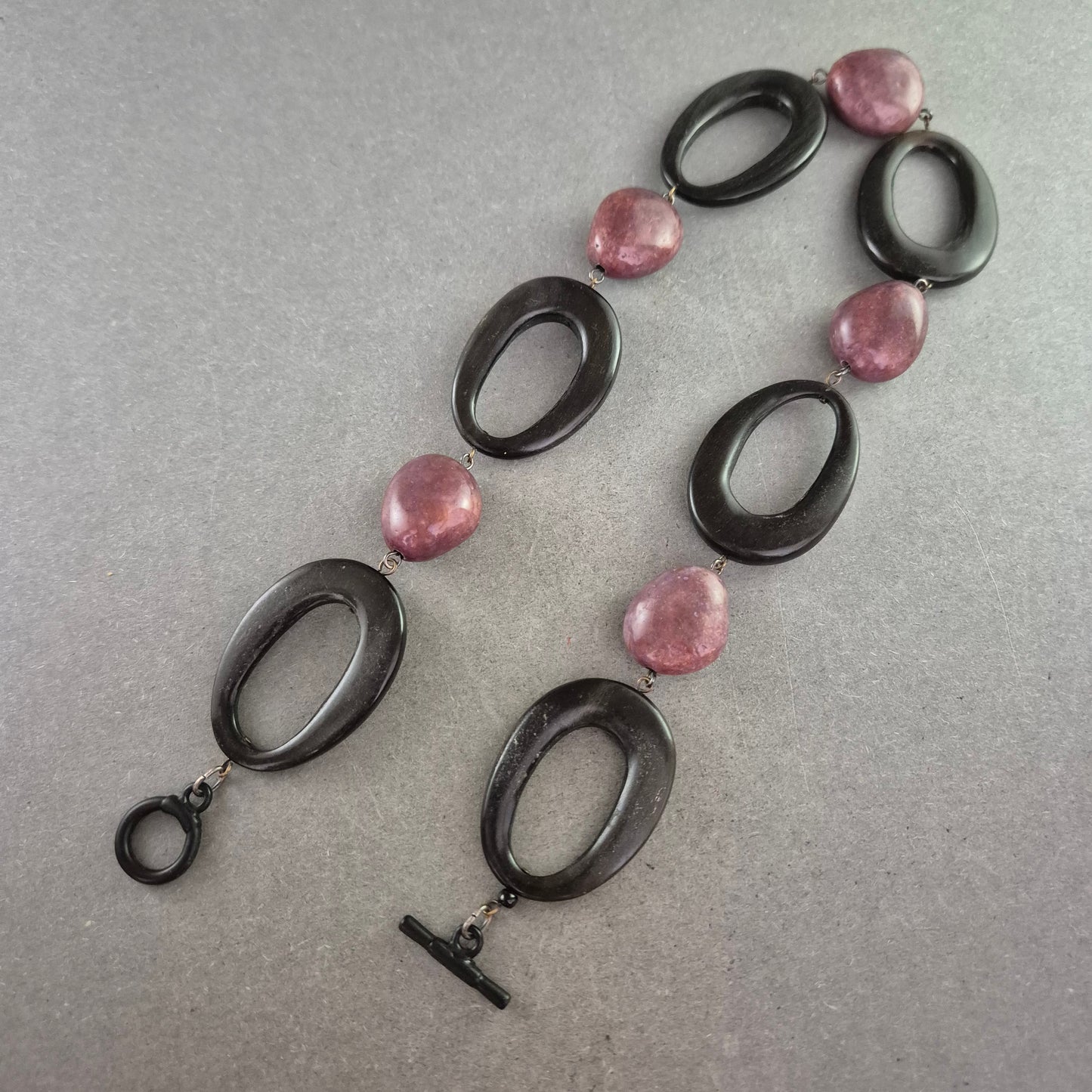 Statement-Kette mit großen Elementen in Schwarz und Violett