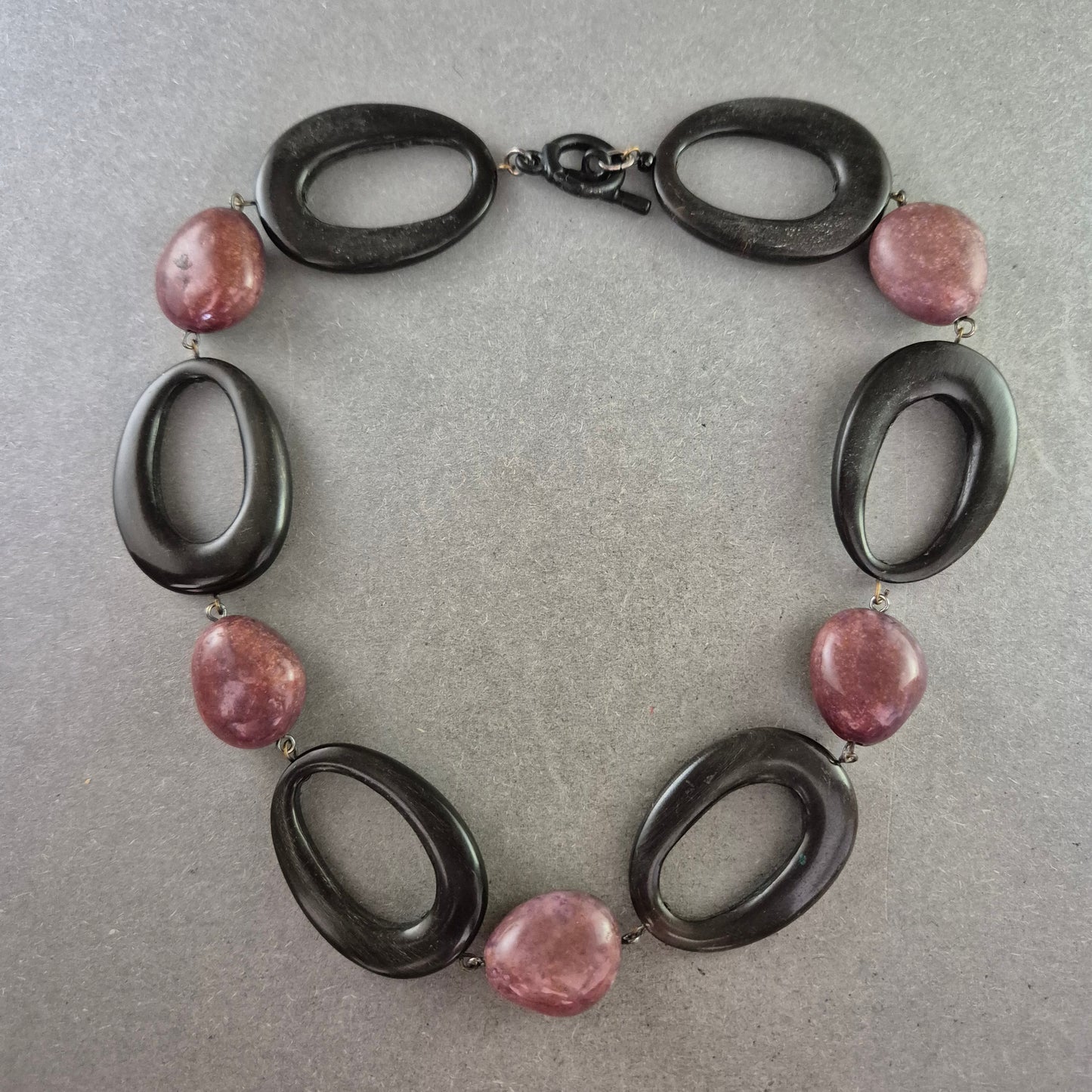 Statement-Kette mit großen Elementen in Schwarz und Violett