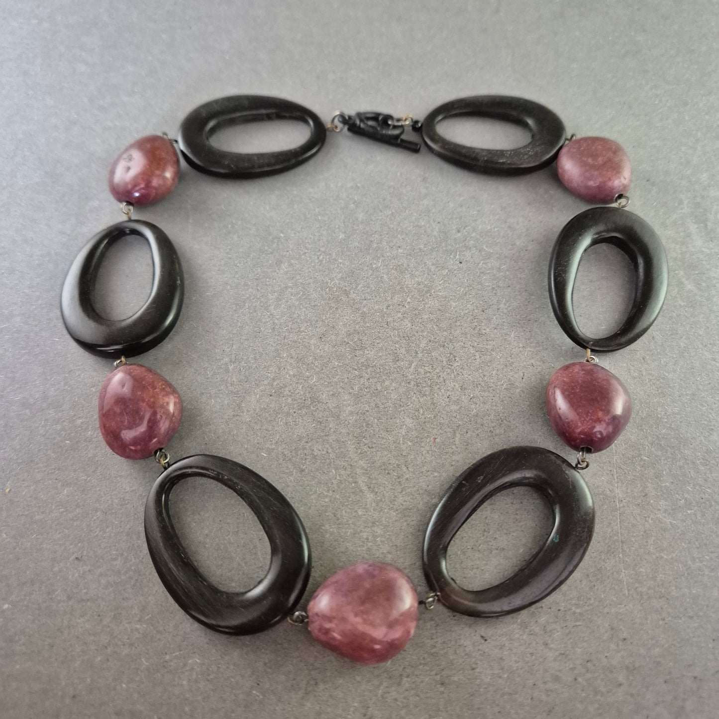 Statement-Kette mit großen Elementen in Schwarz und Violett