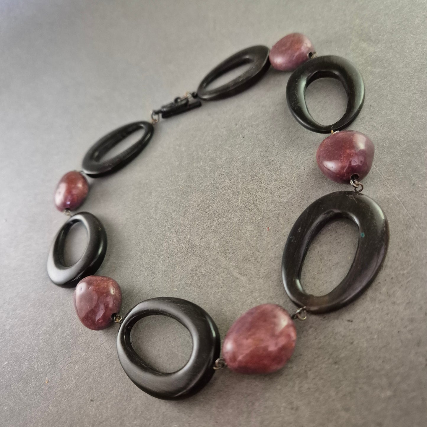 Statement-Kette mit großen Elementen in Schwarz und Violett