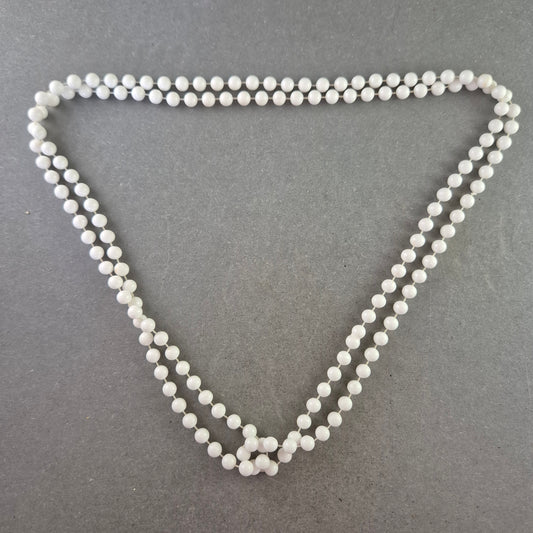 Zweireihige Kette mit weißen Perlen – Schlichte Vintage-Eleganz