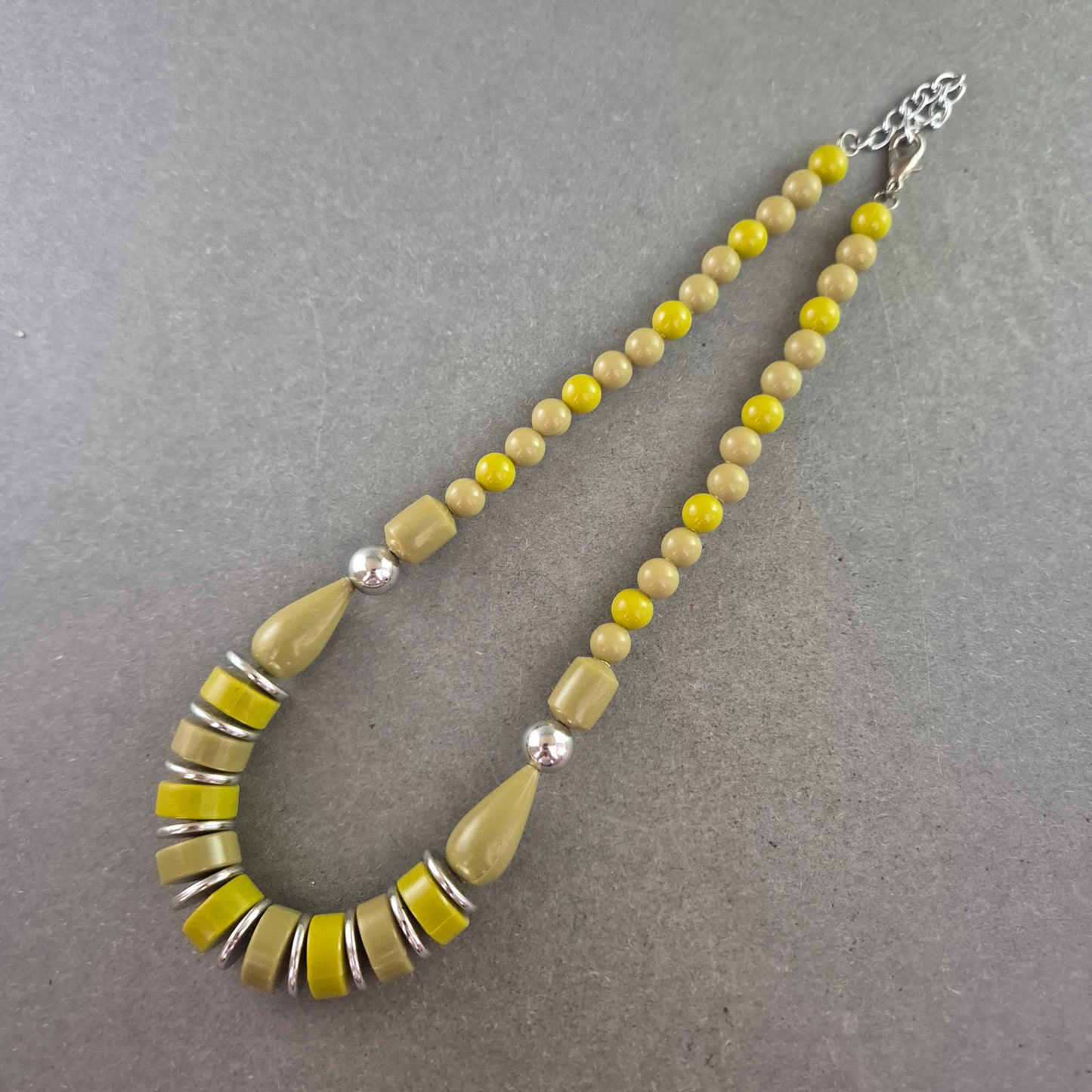 Retro-Kunststoffkette in Gelb und Beige – Statement im Vintage-Look