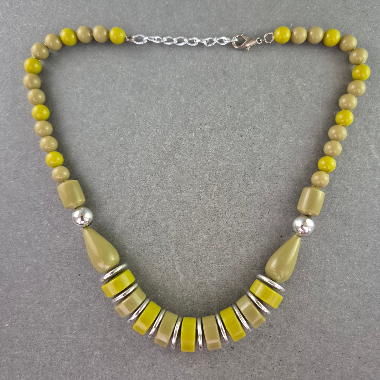 Retro-Kunststoffkette in Gelb und Beige – Statement im Vintage-Look