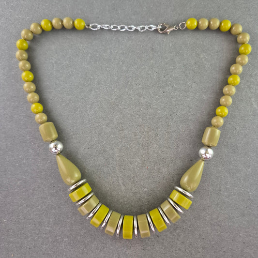 Retro-Kunststoffkette in Gelb und Beige – Statement im Vintage-Look
