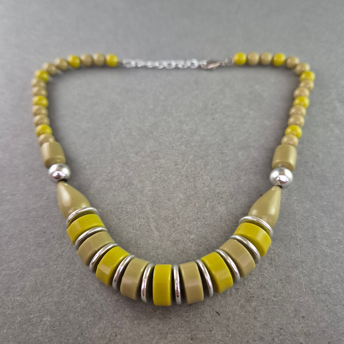 Retro-Kunststoffkette in Gelb und Beige – Statement im Vintage-Look