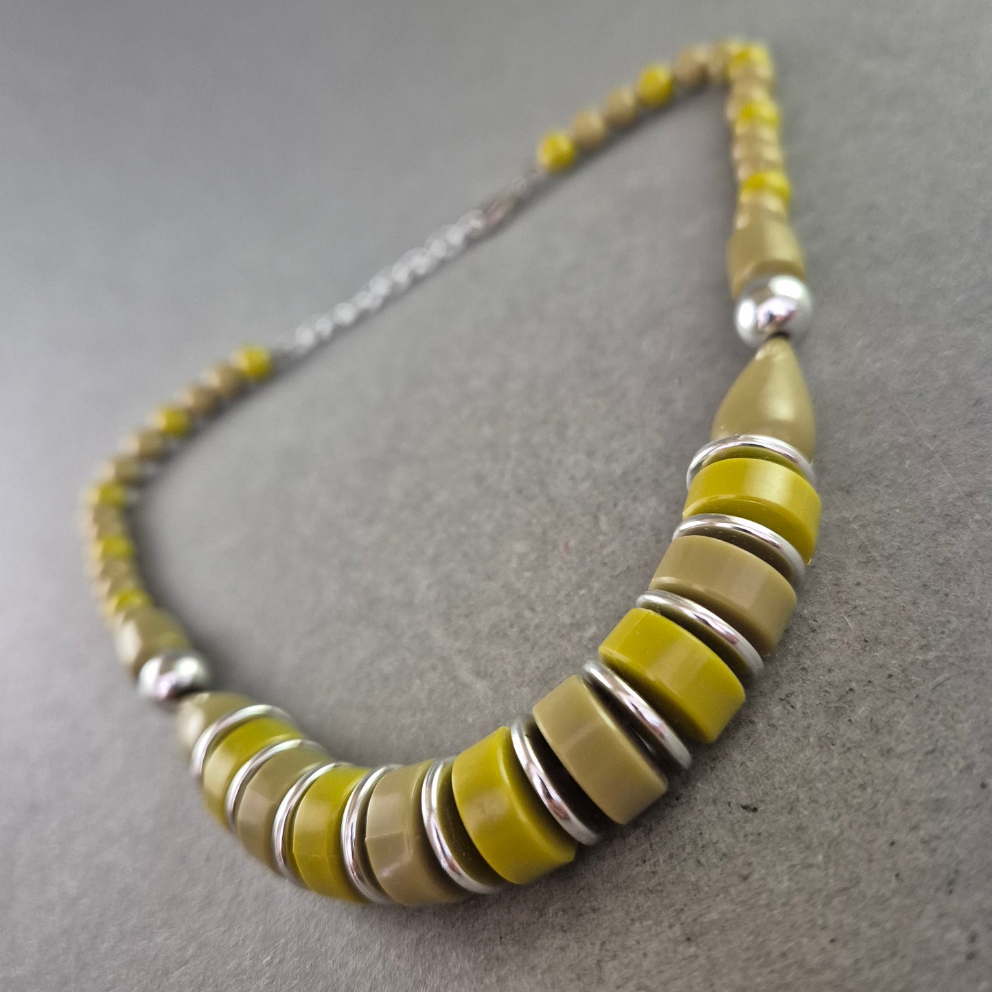 Retro-Kunststoffkette in Gelb und Beige – Statement im Vintage-Look