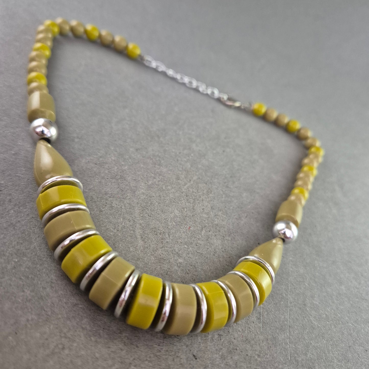 Retro-Kunststoffkette in Gelb und Beige – Statement im Vintage-Look