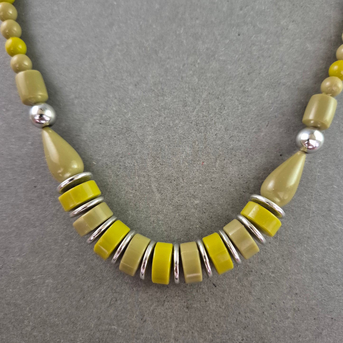 Retro-Kunststoffkette in Gelb und Beige – Statement im Vintage-Look