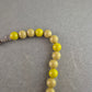 Retro-Kunststoffkette in Gelb und Beige – Statement im Vintage-Look