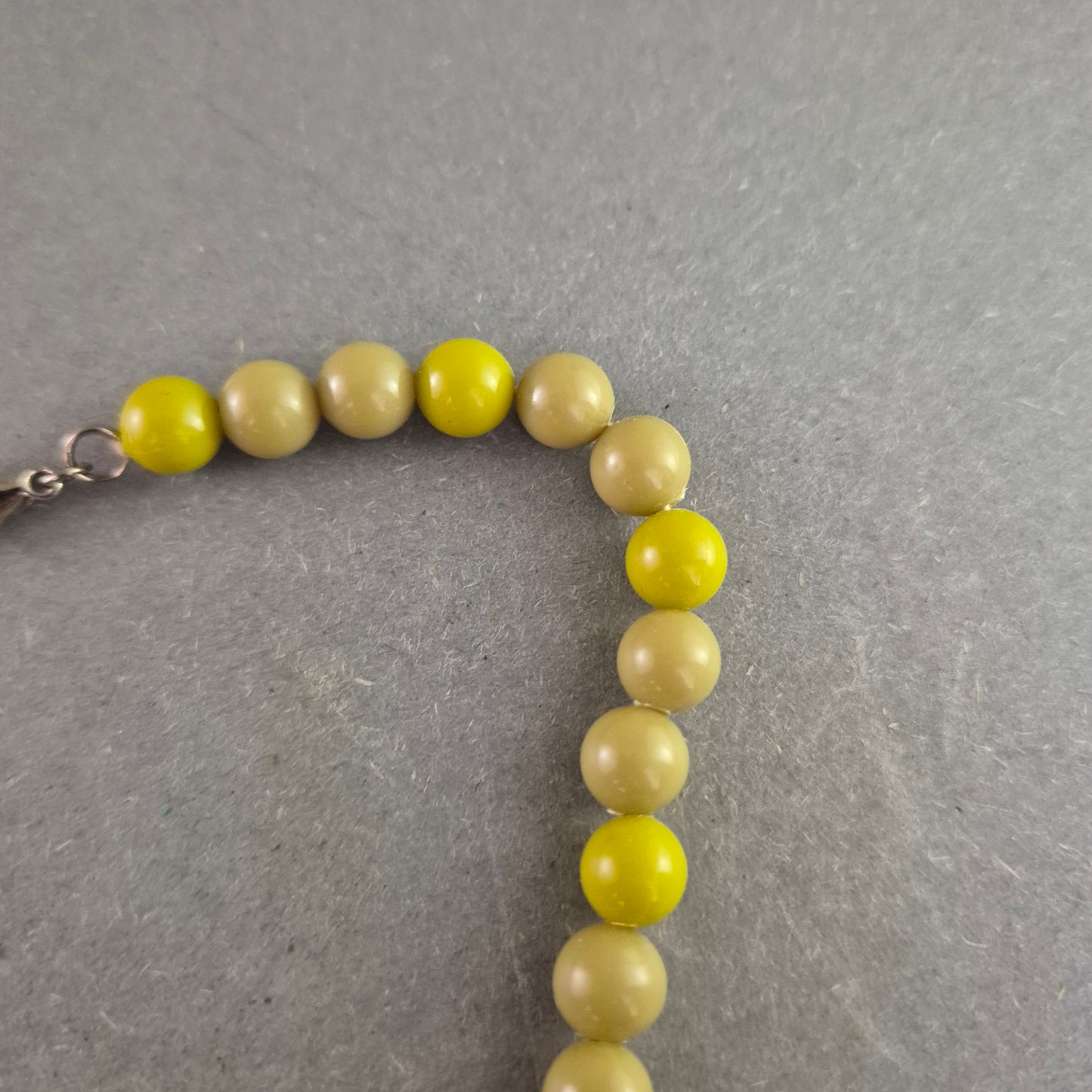 Retro-Kunststoffkette in Gelb und Beige – Statement im Vintage-Look