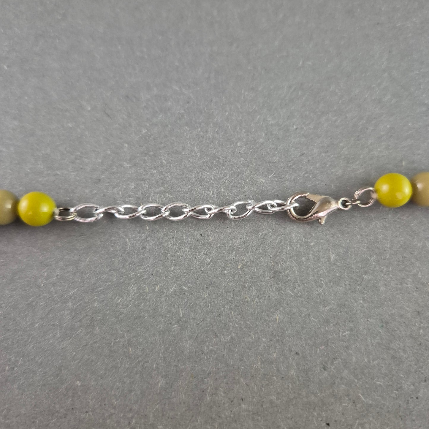 Retro-Kunststoffkette in Gelb und Beige – Statement im Vintage-Look