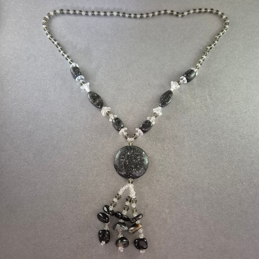 Schwarze Steinkette mit Anhänger – Naturinspirierter Ethno-Stil