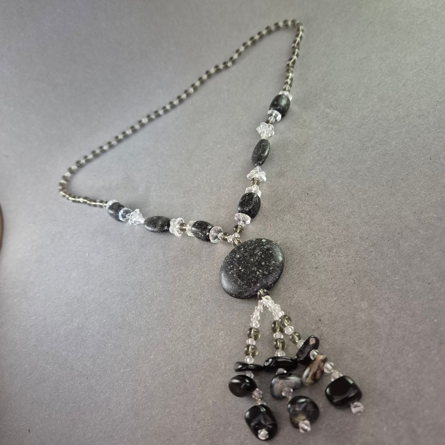 Schwarze Steinkette mit Anhänger – Naturinspirierter Ethno-Stil
