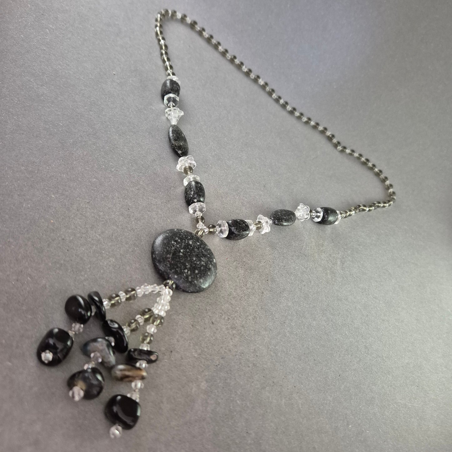 Schwarze Steinkette mit Anhänger – Naturinspirierter Ethno-Stil