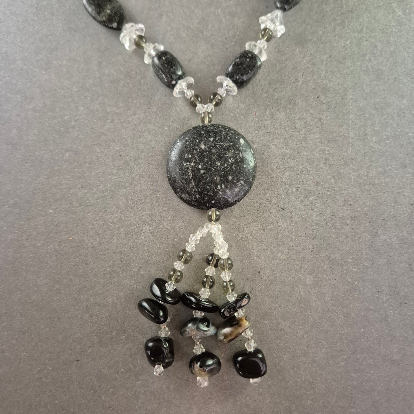 Schwarze Steinkette mit Anhänger – Naturinspirierter Ethno-Stil