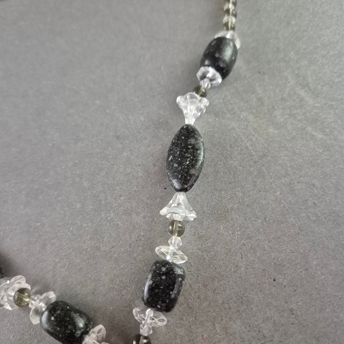 Schwarze Steinkette mit Anhänger – Naturinspirierter Ethno-Stil