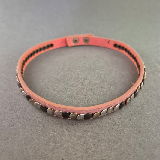 Rosa Kunstleder-Armband mit Nieten – Verstellbar und stylisch