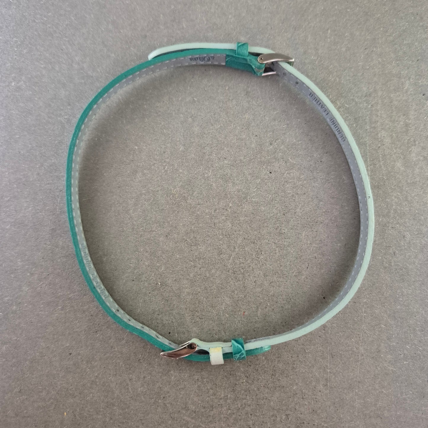 Dünnes Kunstleder-Armband in Türkis – Krokoprägung & Dornschließe