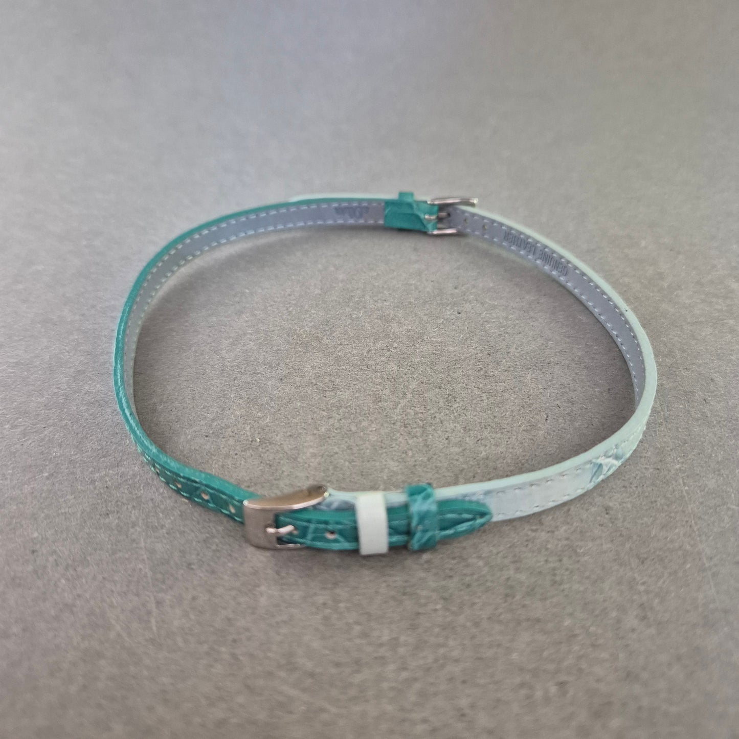 Dünnes Kunstleder-Armband in Türkis – Krokoprägung & Dornschließe