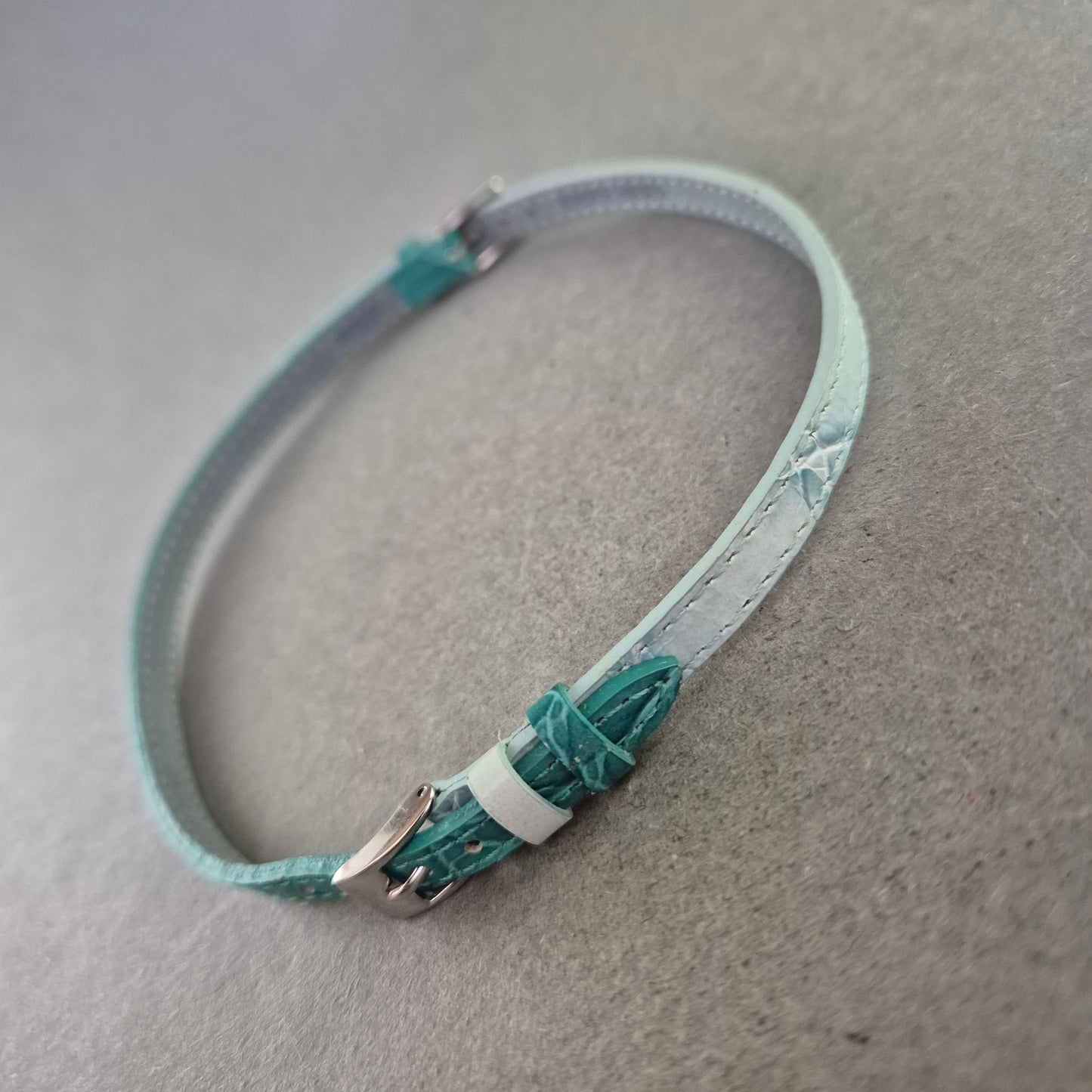 Dünnes Kunstleder-Armband in Türkis – Krokoprägung & Dornschließe
