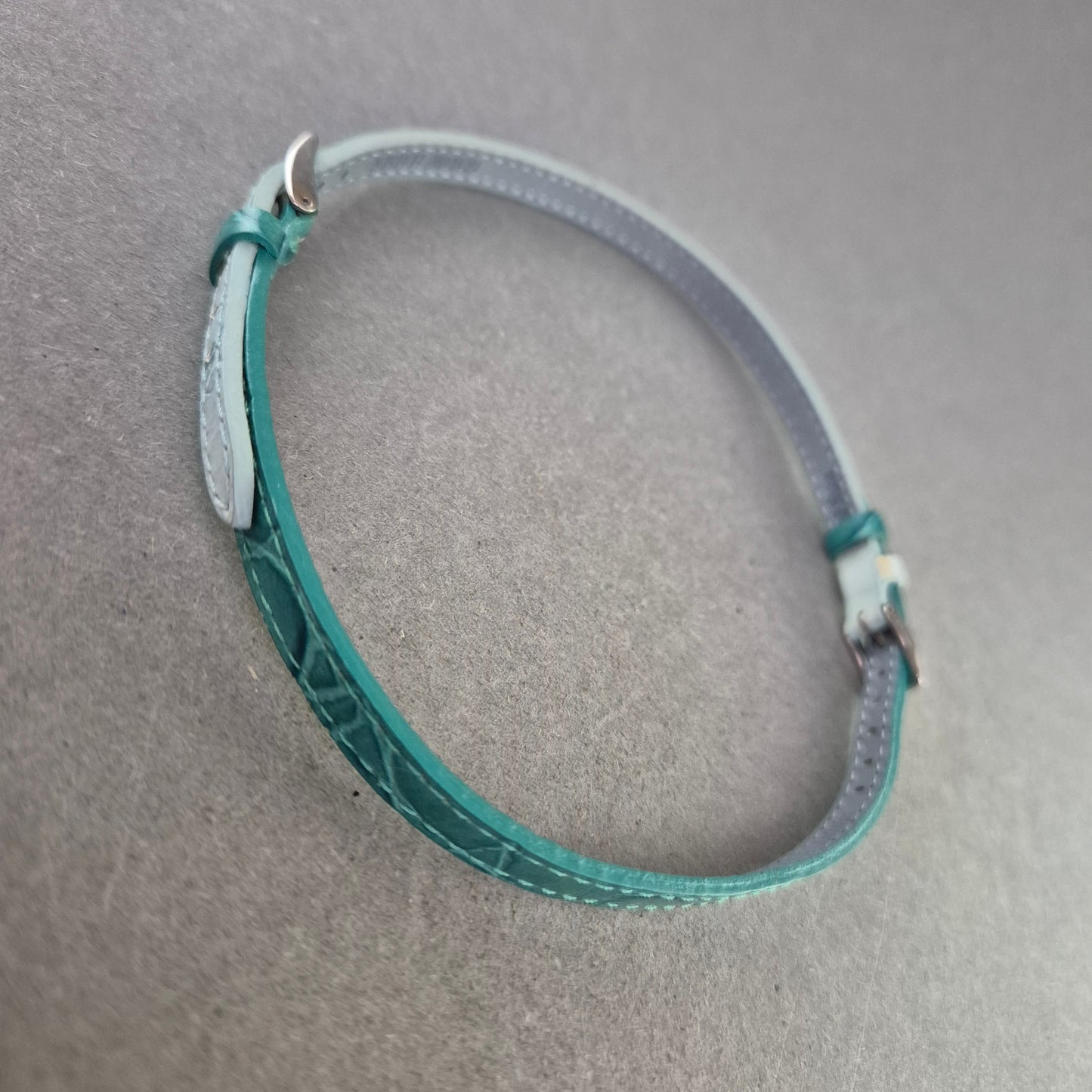 Dünnes Kunstleder-Armband in Türkis – Krokoprägung & Dornschließe