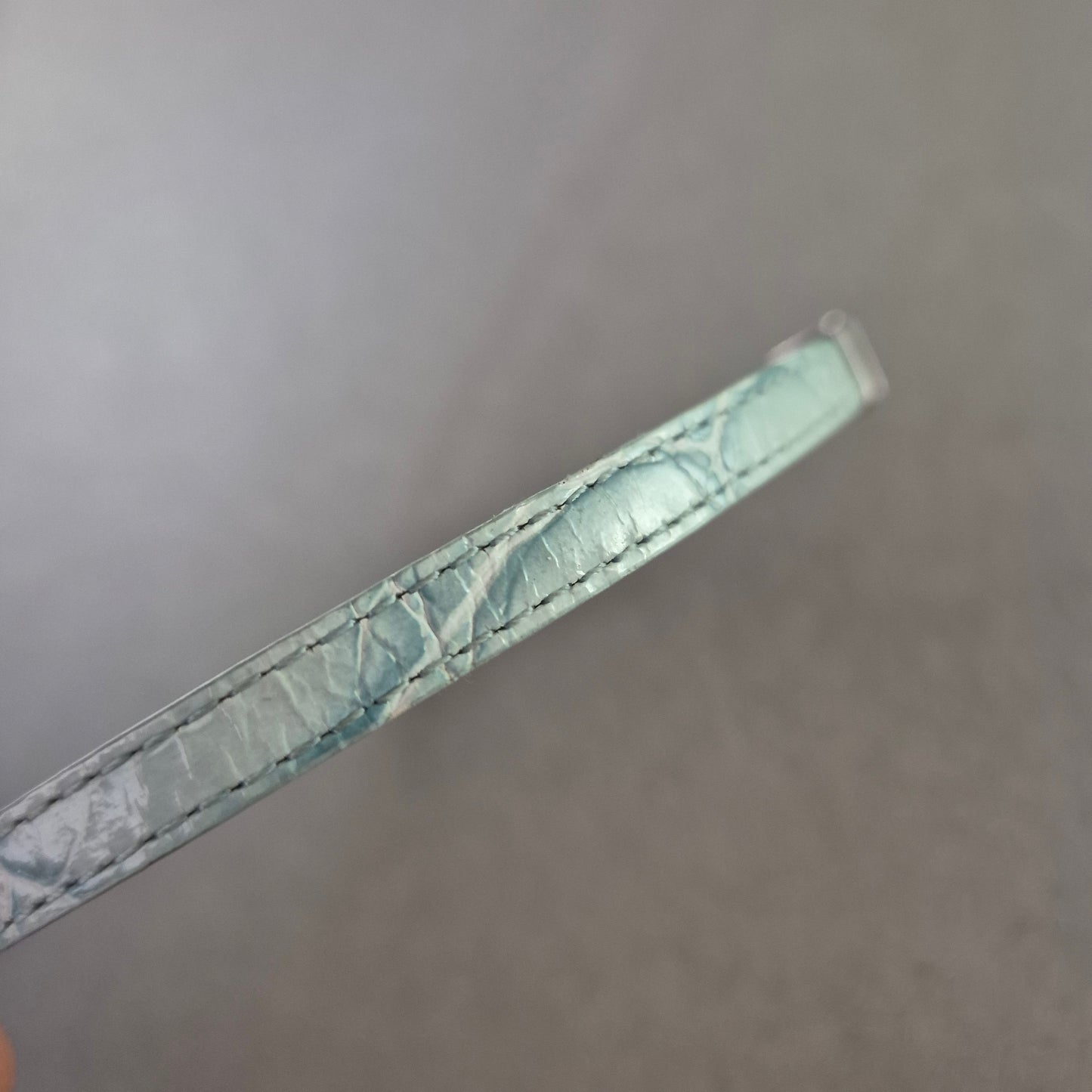 Dünnes Kunstleder-Armband in Türkis – Krokoprägung & Dornschließe