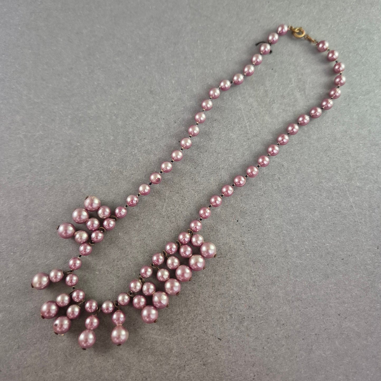 Verspielte Halskette mit rosa Perlenoptik – Eleganter Vintagelook