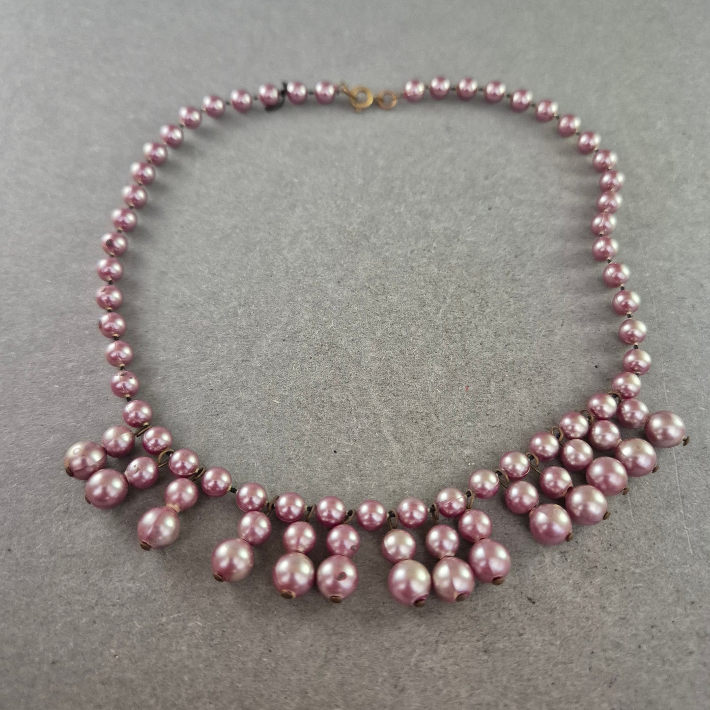 Verspielte Halskette mit rosa Perlenoptik – Eleganter Vintagelook